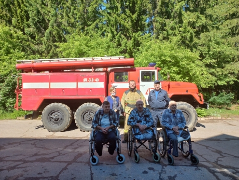16 июня 2022 года в Новгородском Доме ветеранов проведена практическая тренировка по эвакуации получателей социальных услуг, персонала Учреждения, тушению условного пожара.